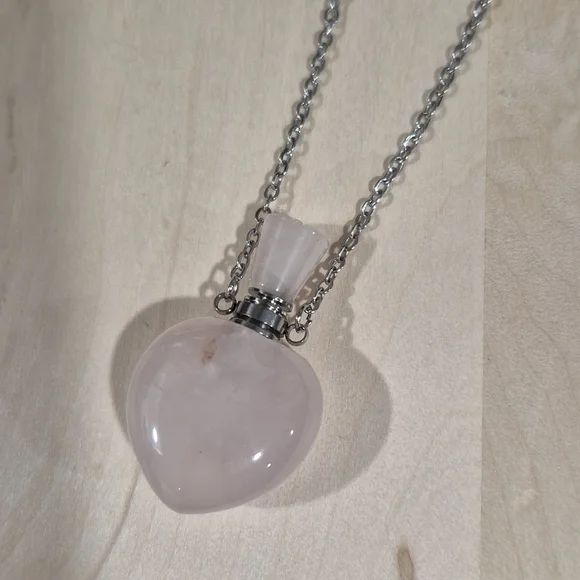 🩷🩷NEW🩷🩷 BEAUTIFUL!! Rose Quartz Heart Shape Perfume Bottle Necklace - Picture 4 of 12